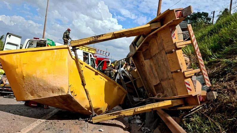 Tombamento de caminhão trava o trânsito na BR-381