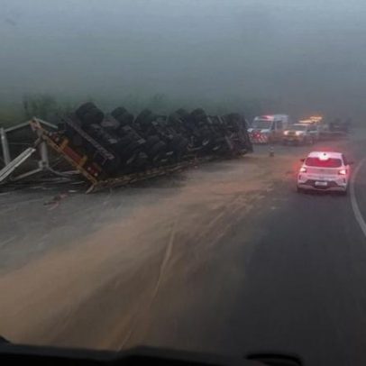 Tombamento de carreta interrompe trânsito na BR-381, Grande BH