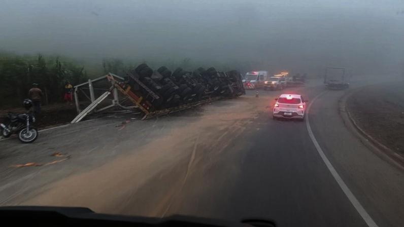 Tombamento de carreta trava o trânsito na BR-381, em Nova Era