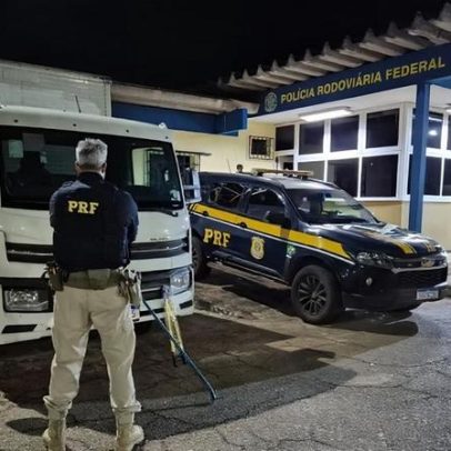 PRF aborda caminhão furtado na BR-381; motorista salta do veículo