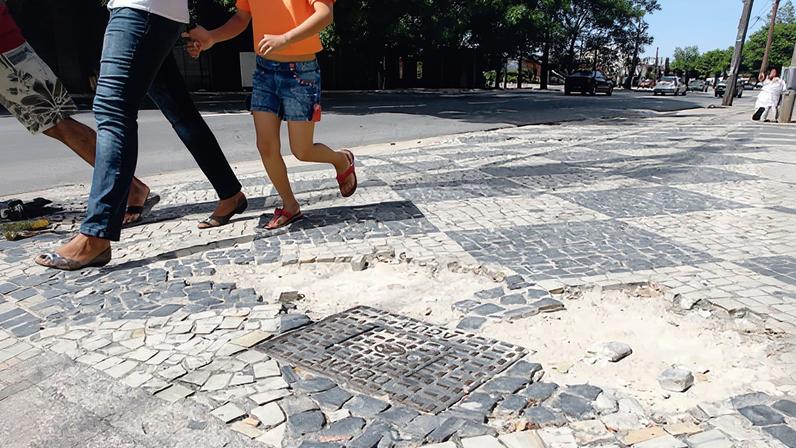 42,7% dos idosos que vivem em cidades relatam medo de cair por causa de problemas nas calçadas