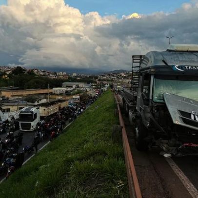 Caminhão é multado antes de engavetamento; Damião explica necessidade de radar
