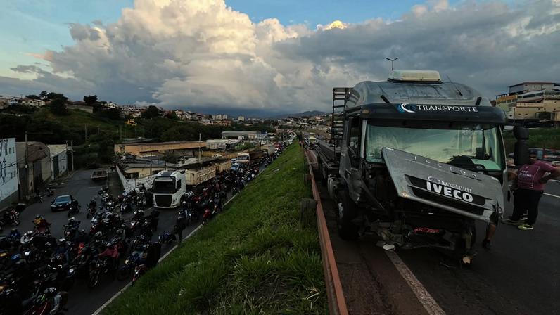 Duas pessoas ficaram feridas e, ao menos, 13 veículos foram destruídos durante o acidente