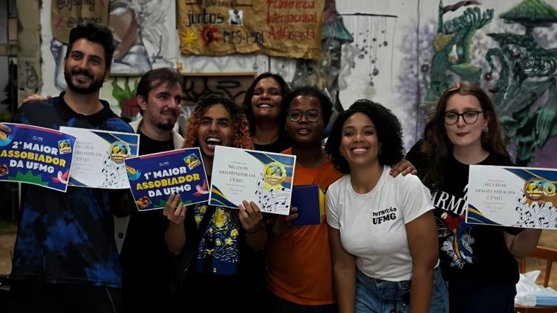 Estudantes assobiaram clássicos como a 5ª Sinfonia de Beethoven, sucessos de Marília Mendonça e “Numa Ilha”, de Marina Sena.