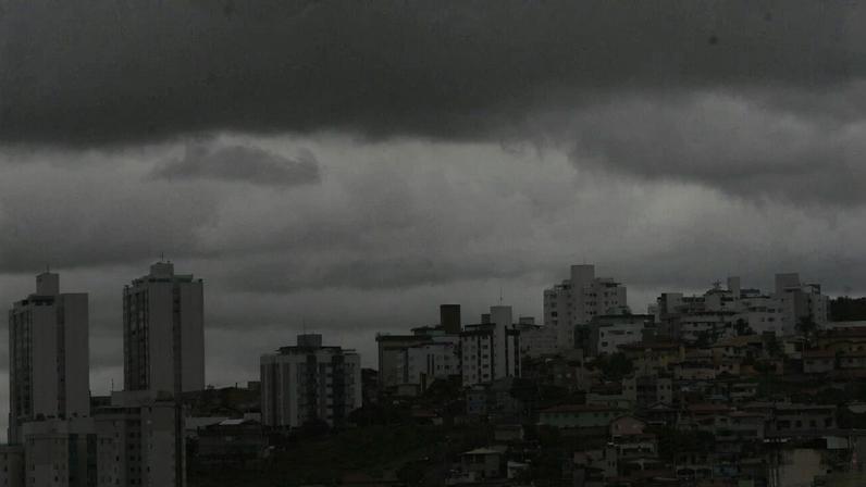 População é recomendada a evitar ruas alagadas