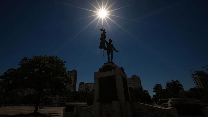 Autoridades alertam a população para manter a hidratação adequada e evitar a exposição ao sol