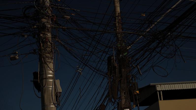 Moradores que encontrarem fios soltos podem denunciar à Cemig