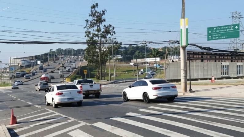 Trecho da avenida João César de Oliveira no bairro Beatriz, em Contagem
