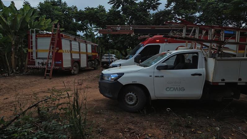 A vítima usava uma foice para colher os frutos, quando a ferramenta atingiu a rede elétrica