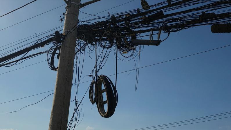 Avenida Babita Camargos, na Cidade Industrial, é um exemplo de fios soltos/ rompidos/pendurados em grande parte da via