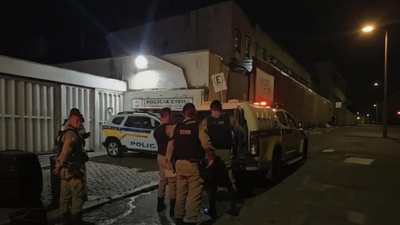Conforme a PMMG, o homem caminhava pela área central quando o rosto dele foi captado por uma das câmeras de segurança integradas à tecnologia institucional de reconhecimento facial