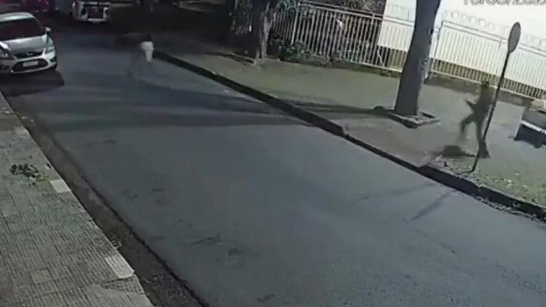 Vídeo mostra desespero de mulher ao ver o carro ser levado por criminoso em uma rua do bairro Planalto