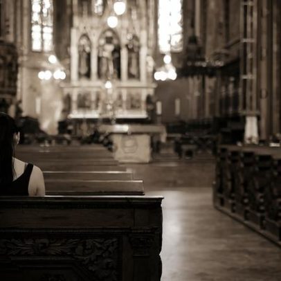 Mulher é furtada enquanto rezava em igreja em Minas Gerais