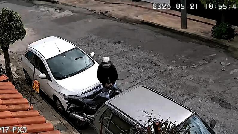 Imagens registraram suspeito utilizando martelo para quebrar trava e furtar moto em Contagem