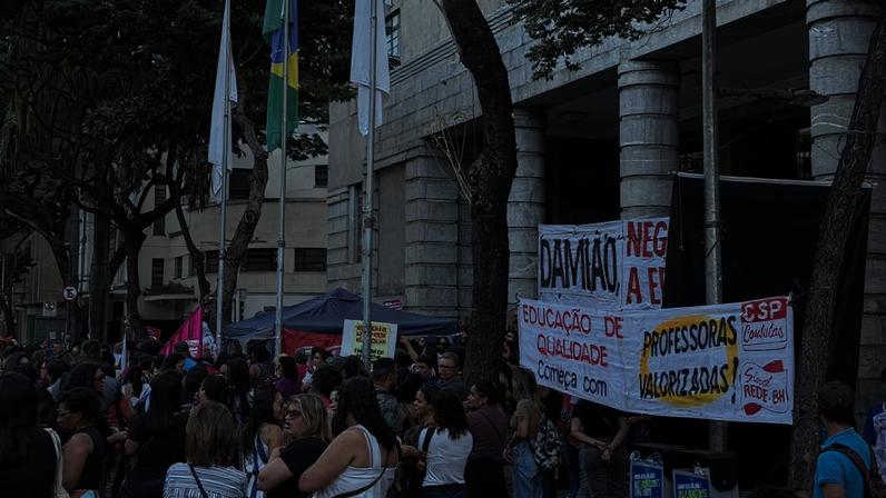 Professores chegaram a realizar vigília na porta da PBH no ano passado após desacordos com o Executivo
