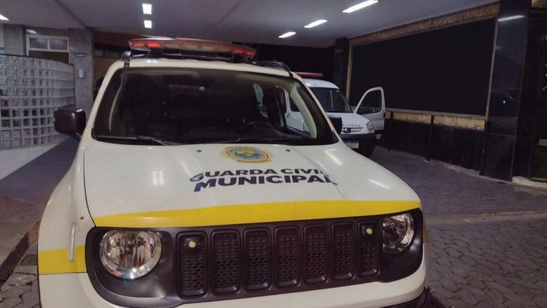 A mulher foi encaminhada para a delegacia pela Guarda Civil, e as drogas foram apreendidas