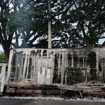 Caminhão é destruído por incêndio após fio de energia se romper em MG