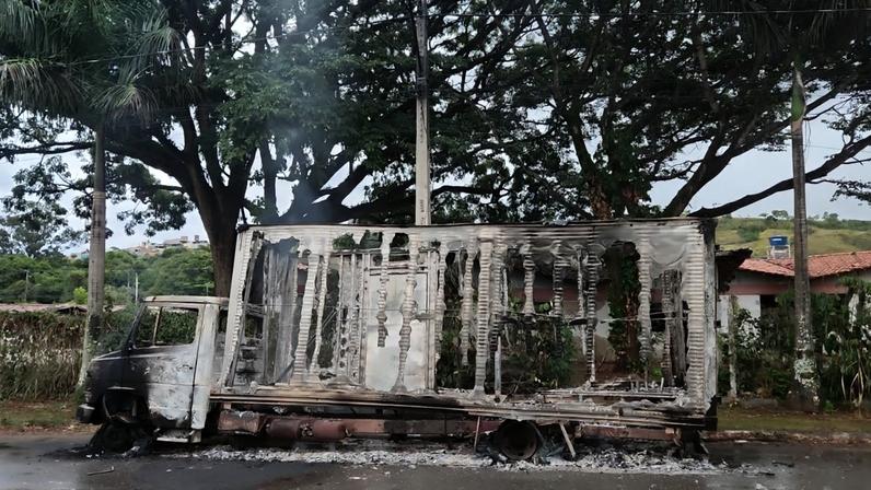 Fio de energia se rompeu, caiu sobre o caminhão e provocou incêndio em Formiga