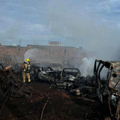Fogo em mato avança sobre ferro-velho e mobiliza bombeiros no Triângulo Mineiro