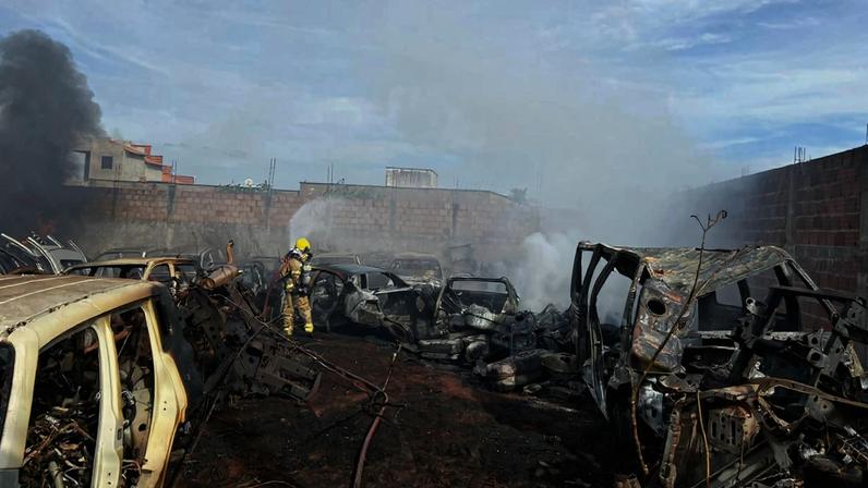 Fogo que teve início em matagal passou por baixo do portão do imóvel, segundo os militares
