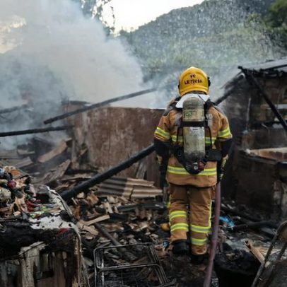 Incêndio em fogão a lenha destrói casa no interior de MG