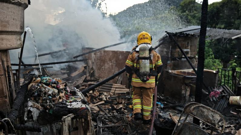 Incêndio destruiu parte de imóvel em Nova Era