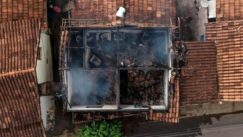 Casa ficou completamente incendiada após jovem atear fogo no imóvel