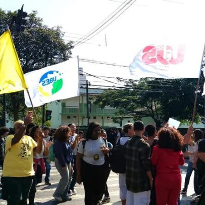 Estudantes protestam em avenida de BH após suspeita de injúria racial