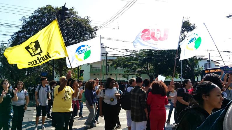 Com faixas e cartazes com frases contra o racismo, os alunos caminharam pela via