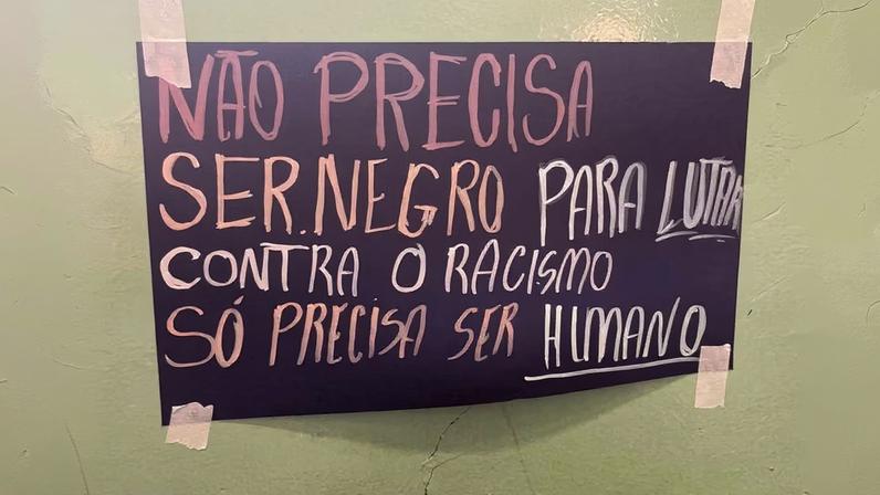 Vice-diretor da unidade de ensino teria afirmado que pentes comuns não entrariam no cabelo de um aluno