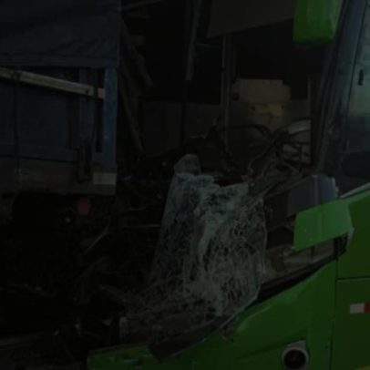 Quatro feridos em colisão entre ônibus e carreta em Itabirito