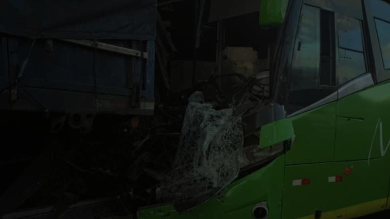 Informações preliminares dão conta que o ônibus bateu na traseira da carreta após ela parar na pista