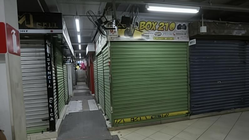 Foto de arquivo mostra lojas do shopping Oiapoque com portas fechadas