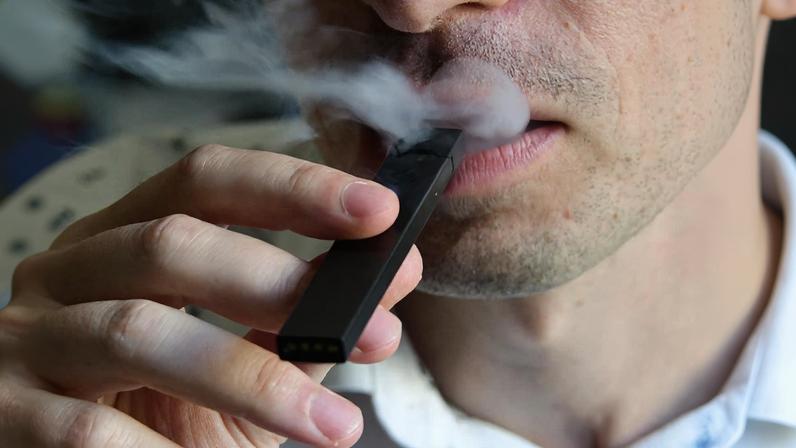 Vape, ou cigarro eletrônico, é proibido no Brasil desde 2009