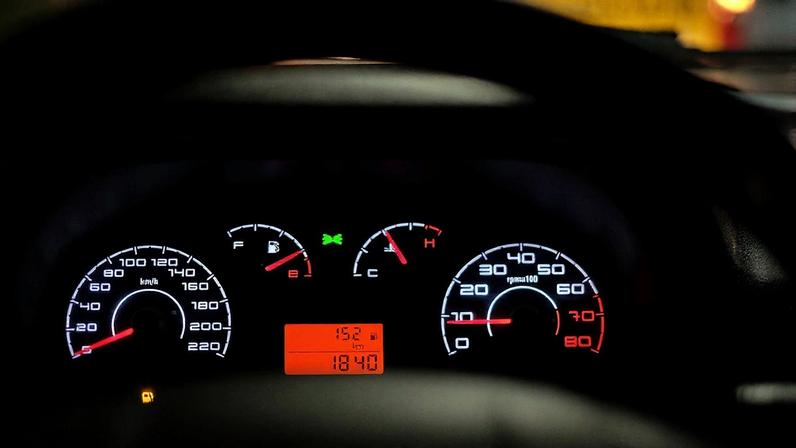 Mecânico ficou inconsciente após carro cair sobre ele em oficina na cidade de Contagem