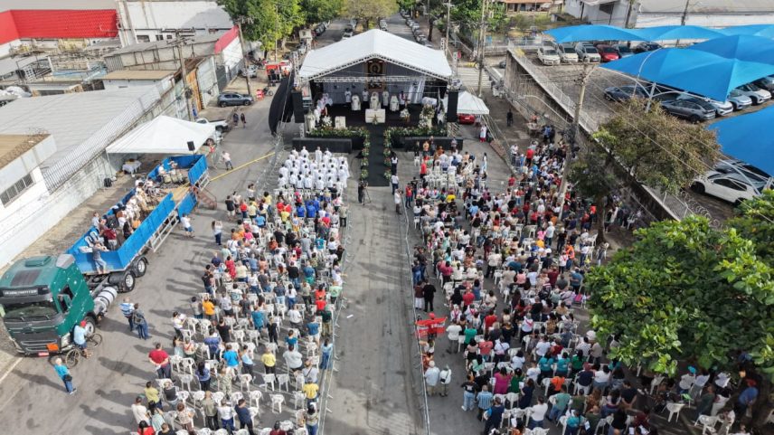 Fiéis levam carteiras de trabalho à Missa do Trabalhador em Contagem