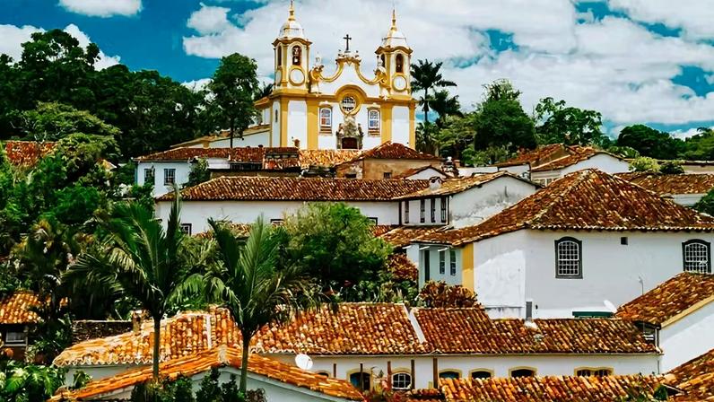 Ruas de pedra, fachadas coloridas e igrejas históricas definem a paisagem de Tiradentes, em Minas Gerais. Conheça outras cidades que encantam pelo país!