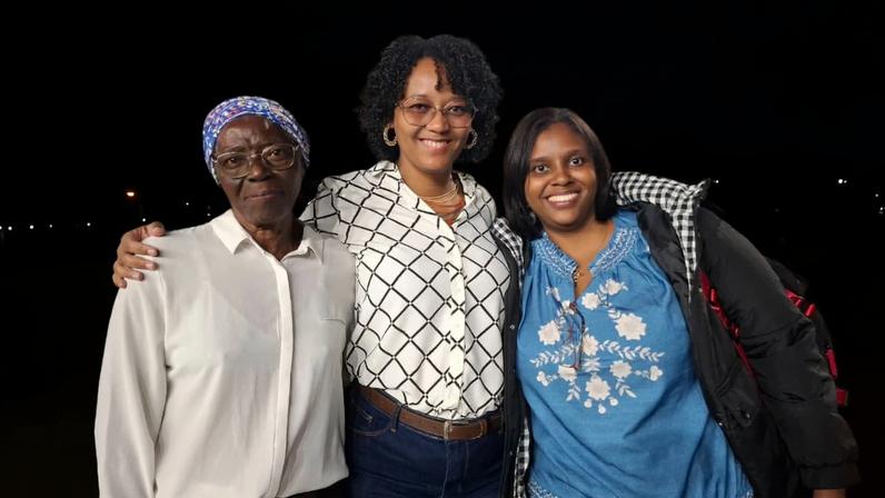 Da esquerda para a direita: dona Maria Geralda Barcelos, mãe da nova comandante-geral da PM, e as filhas Cleliane e Clelia