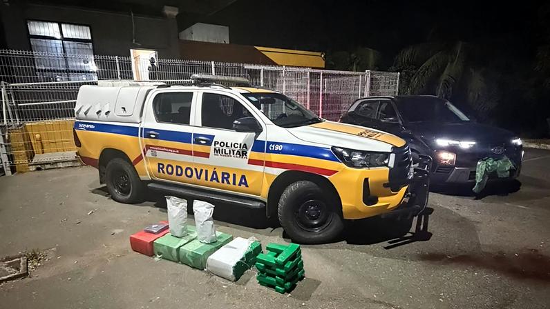 Polícia Militar Rodoviária apreendeu 108 barras de maconha na BR-259, em Governador Valadares