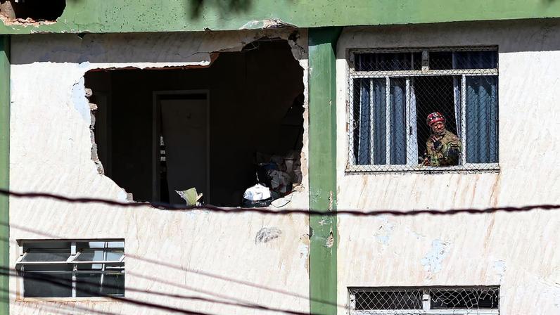 Queda de avião monomotor atinge prédio no bairro Silveira, na região Nordeste, e deixa duas pessoas mortas e três feridas.