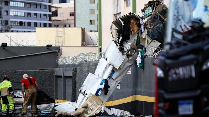 Queda de avião monomotor atinge prédio no bairro Silveira, na região Nordeste, e deixa duas pessoas mortas e três feridas.