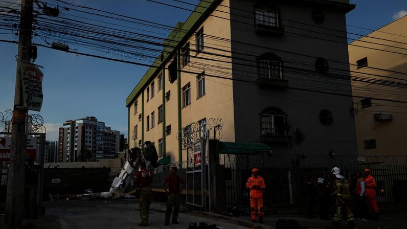 Queda de avião monomotor atinge prédio no bairro Silveira, na região Nordeste, e deixa duas pessoas mortas e três feridas.