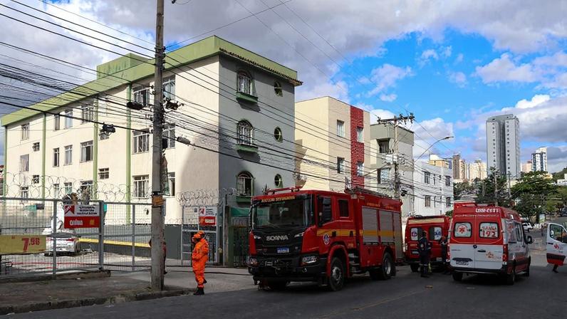 Queda de avião monomotor atinge prédio no bairro Silveira, na região Nordeste, e deixa duas pessoas mortas e três feridas.