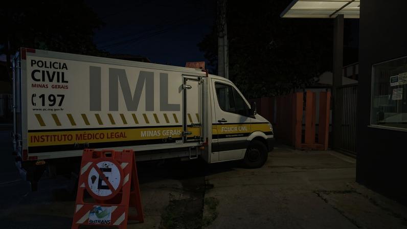 Imagem ilustrativa de rabecão chegando ao IML