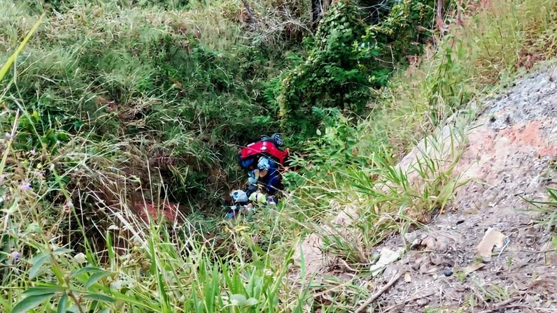 Idosos estavam presos no veículo e foram resgatados pelos bombeiros