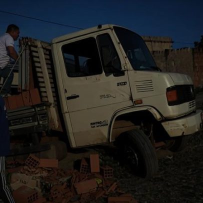 Caminhão com tijolos invade casa em Ribeirão das Neves, Grande BH