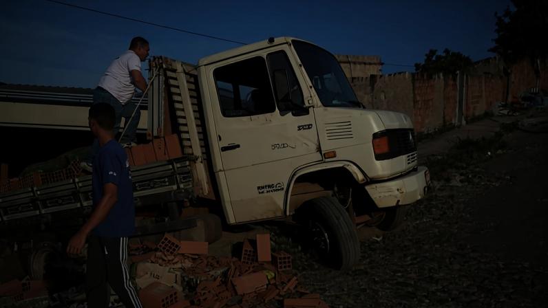 Caminhão atingiu muro de casa em Ribeirão das Neves