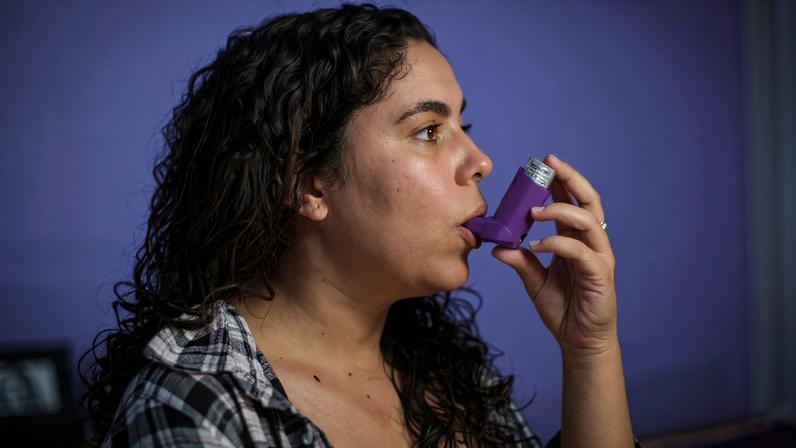 Pessoas com asma costumam usar medicamento inalado (imagem ilustrativa)