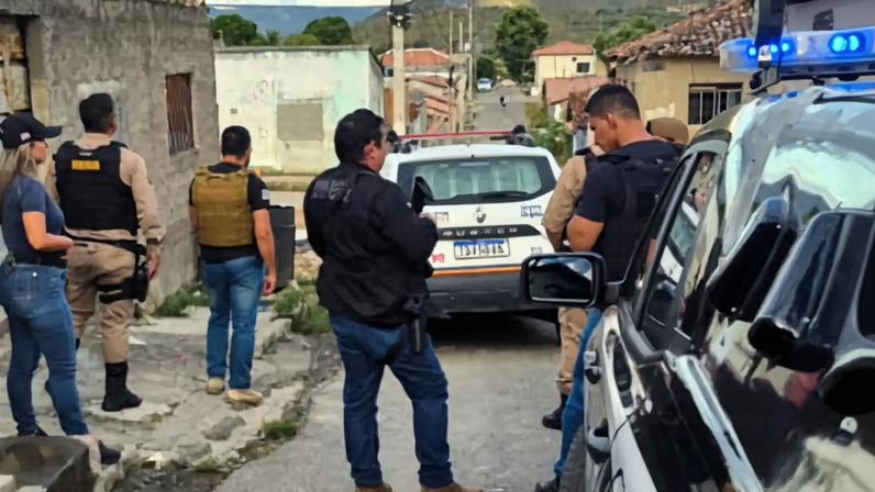 Suspeito foi preso pela PCMG e pela PMMG em Itaobim