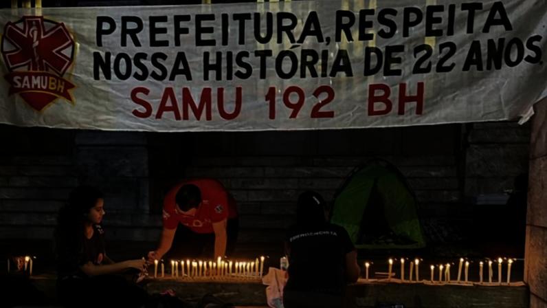 Profissionais do Samu fizeram uma vigília na madrugada do Dia do Trabalhador, quando 34 contratos foram encerrados